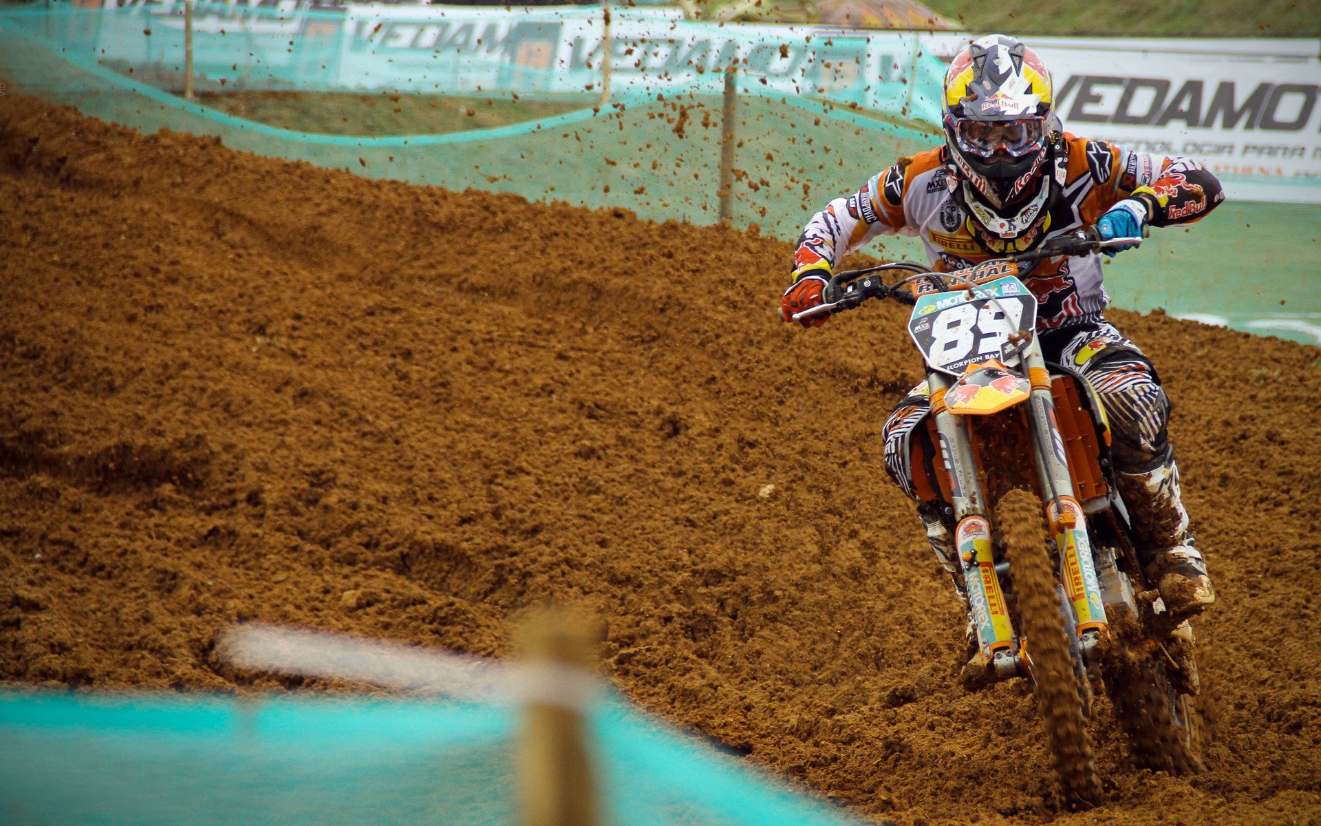 “未来赛车：新能源动力带来的速度革命”，未来能源汽车