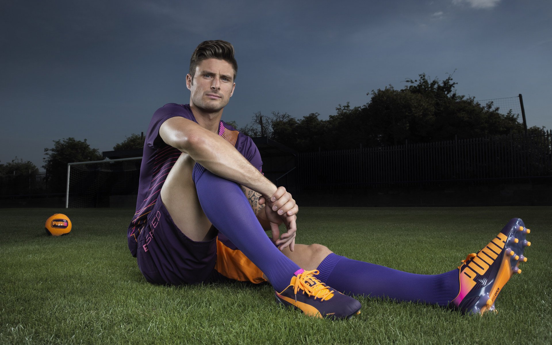 《赛场外的故事：幕后工作人员的平凡与执着》，赛场内外的英文